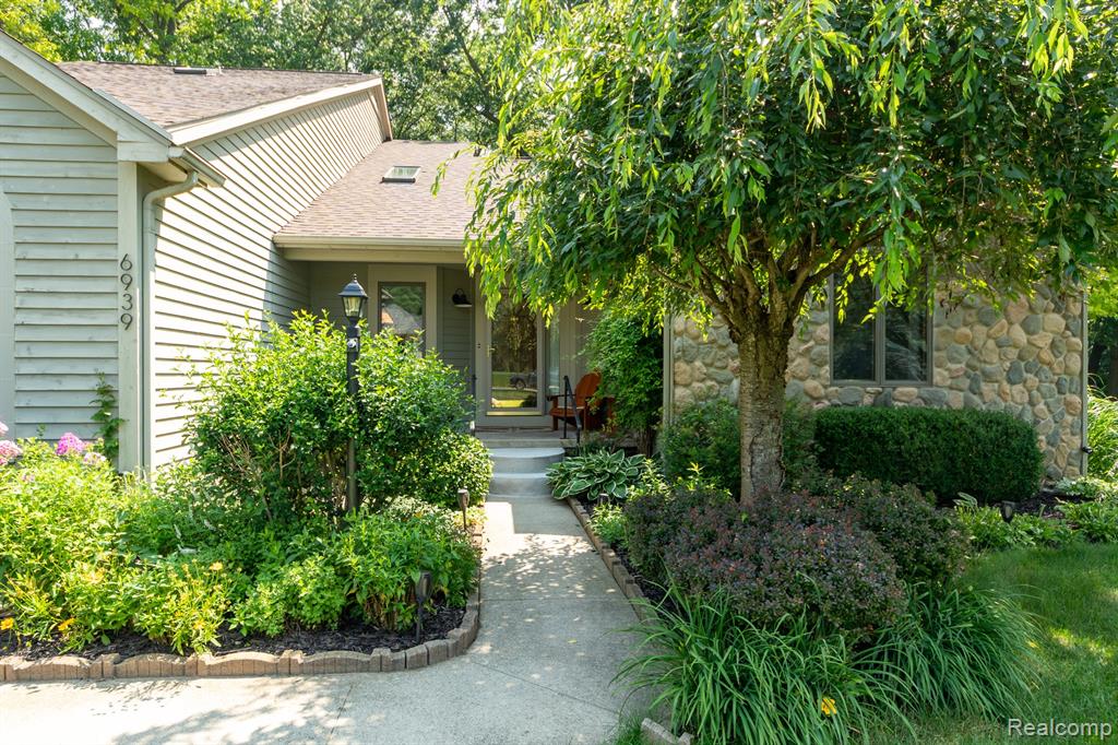 6939 West Ridge Drive, Brighton, MI 48116 — Photo 7