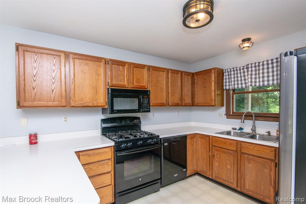54320 BELCREST Drive, Milford, MI 48381 — Photo 16