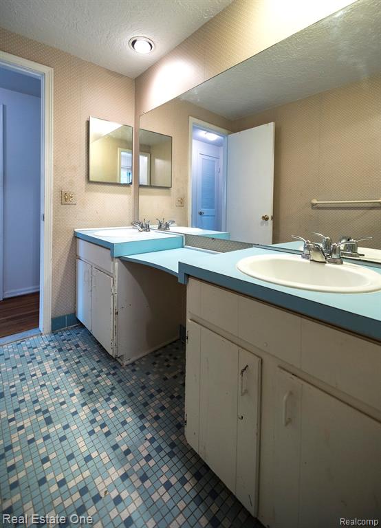 4259 Pinecroft Court, West Bloomfield, MI — Photo 17
