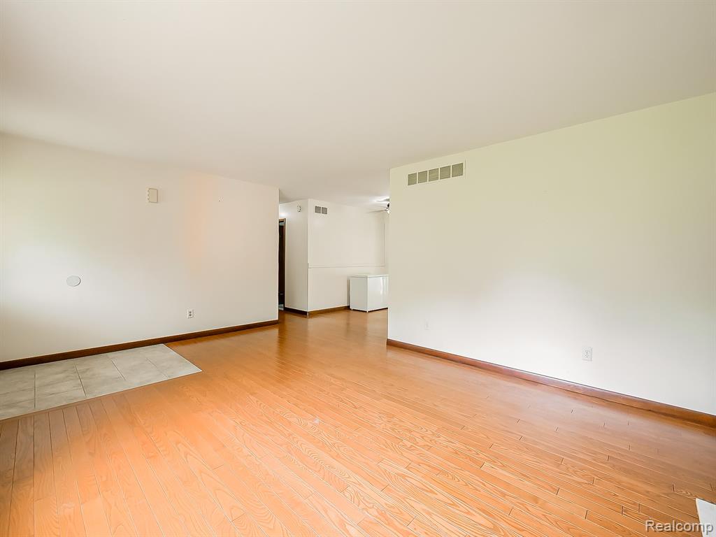 52010 11 Mile Road, South Lyon, MI 48178 — Photo 12