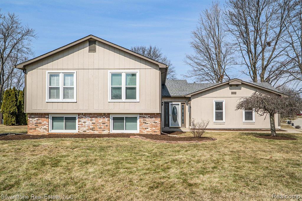 804 DICKSON Lane, Rochester Hills, MI 48307 — Photo 2