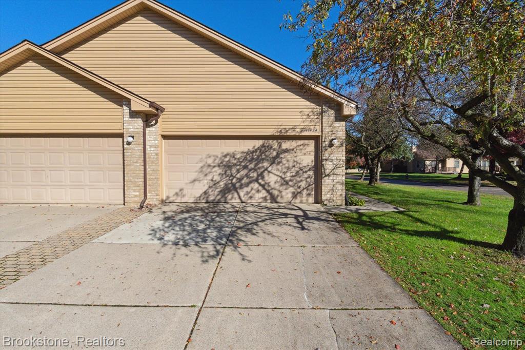 41424 AMBERCREST Drive, Sterling Heights, MI 48314 — front exterior