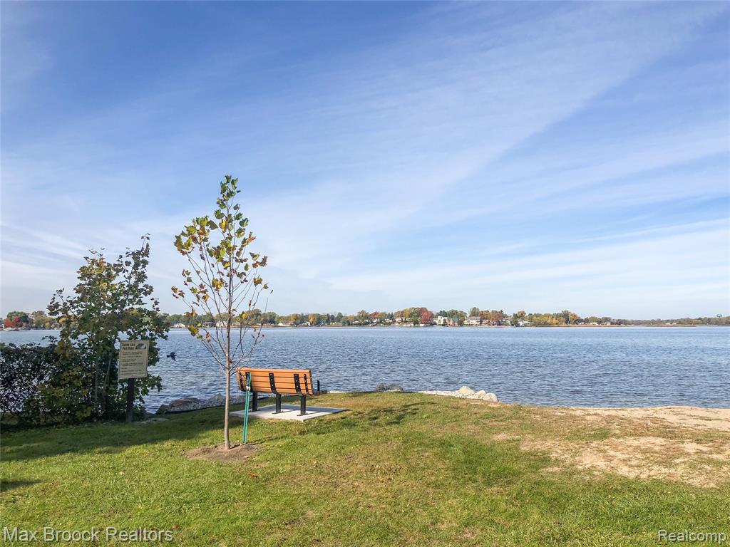 2419 Avondale Street W, Sylvan Lake, MI 48320 — Photo 32
