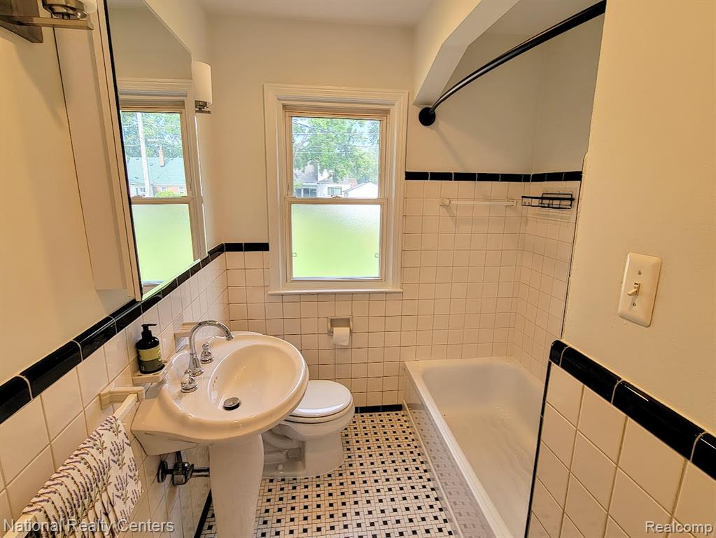 9968 Cavell Street, Livonia, MI 48150 — Photo 14