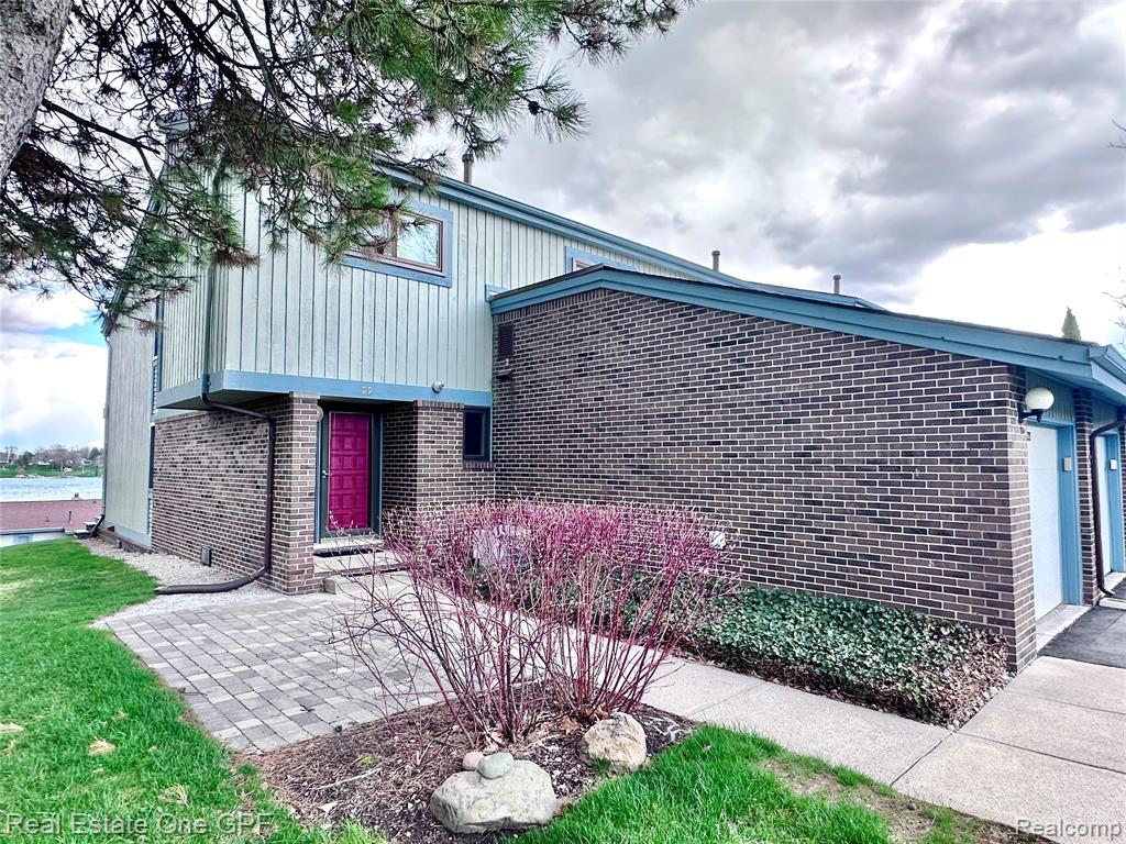 1715 River Road, 22, St. Clair, MI 48079 — front exterior