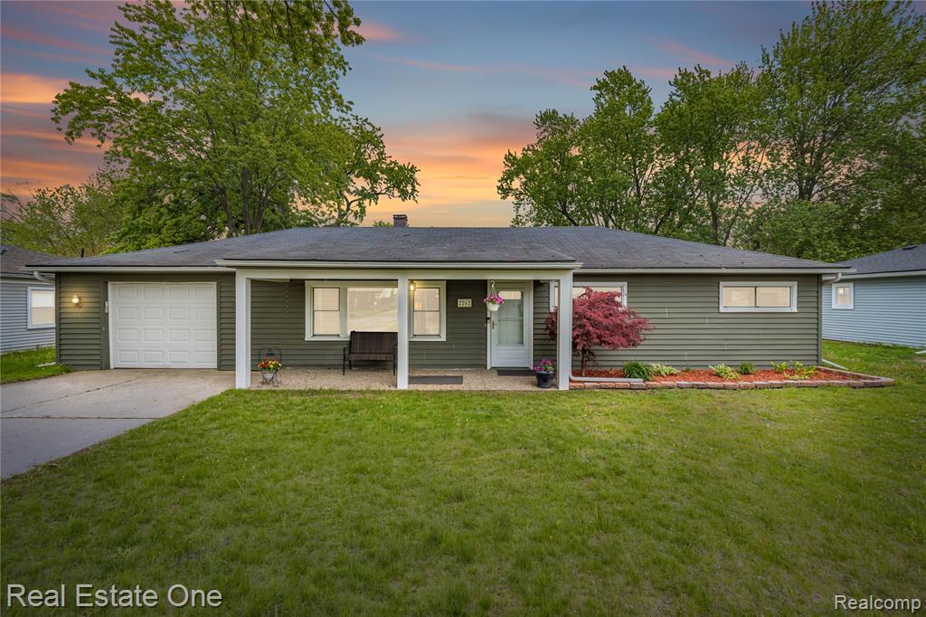 2262 Kohler Street, Waterford, MI 48329 — Photo 2