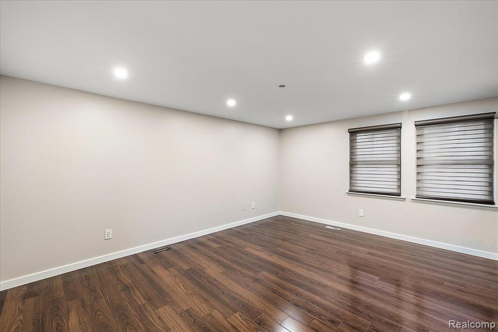 1570 S HILL Boulevard, Bloomfield Hills, MI 48304 — Photo 17