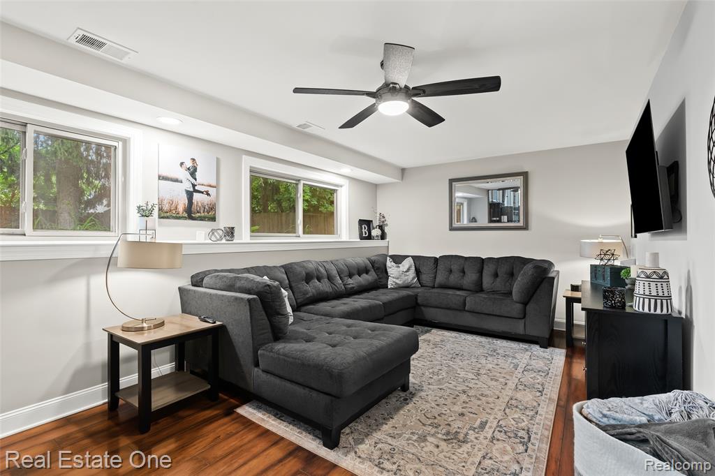 696 Estes Court, Waterford, MI 48327 — Photo 13