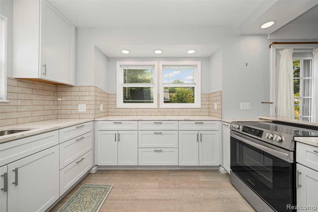 26021 Berkley Avenue, Huntington Woods, MI — Photo 11