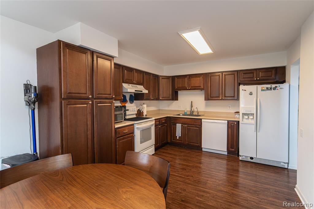 5590 Hillcrest Circle W, West Bloomfield, MI — Photo 11