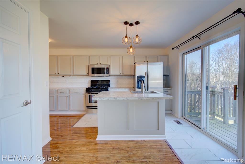 8056 LARK Lane, Grand Blanc, MI 48439 — Photo 16