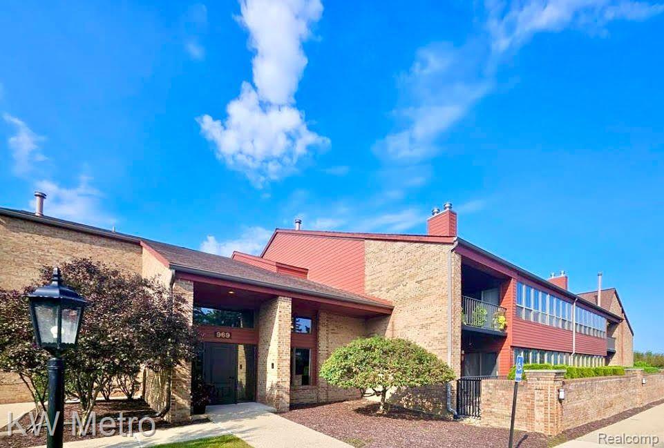 969 GREENVIEW, Rochester Hills, MI 48307 — Photo 2