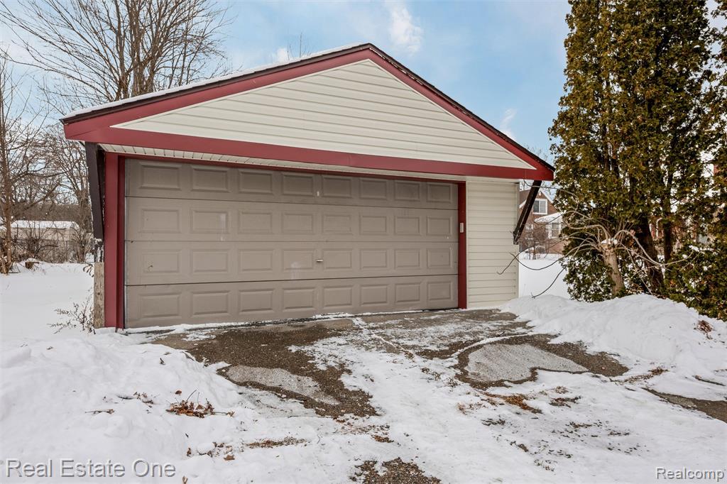 19196 Berden Street, Grosse Pointe, MI 48236 — Photo 30