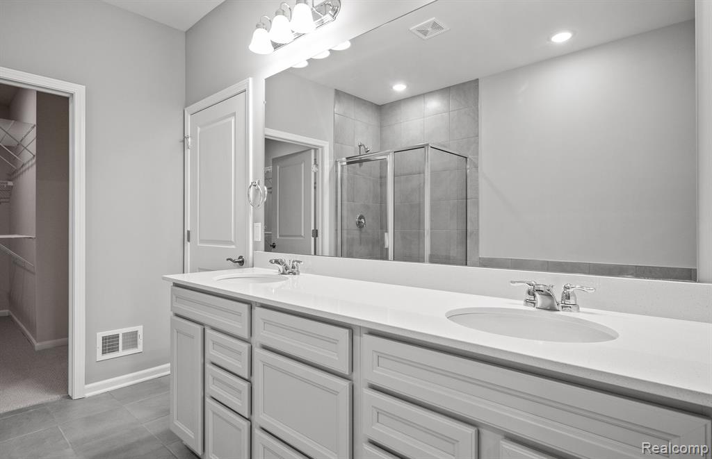 55638 OAK POINTE Drive, Utica, MI 48315 — Photo 17