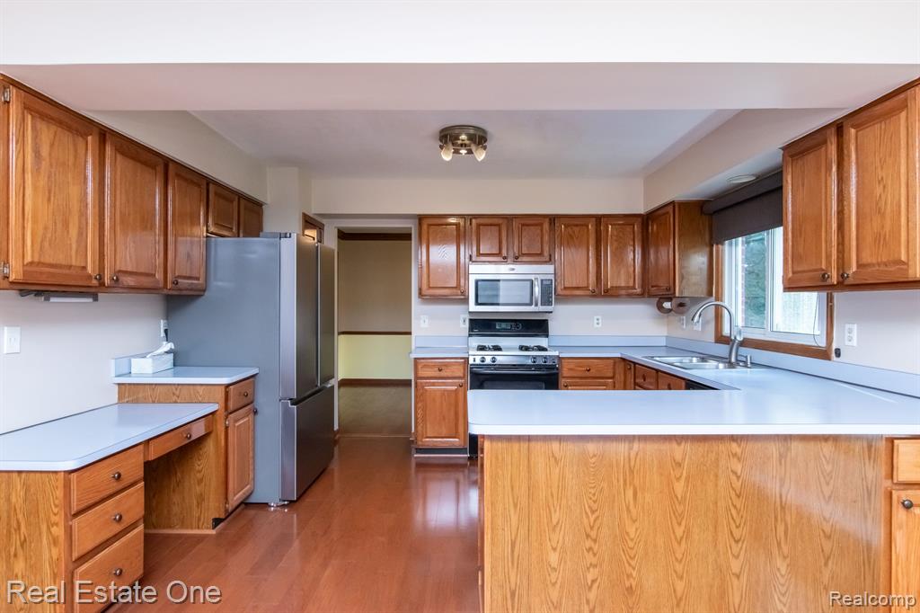 5201 CROWFOOT Drive, Troy, MI 48085 — Photo 19