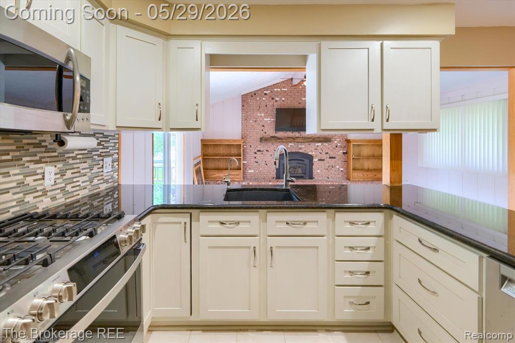 6933 Hubbard Hills Drive, Clarkston, MI 48348 — Photo 48