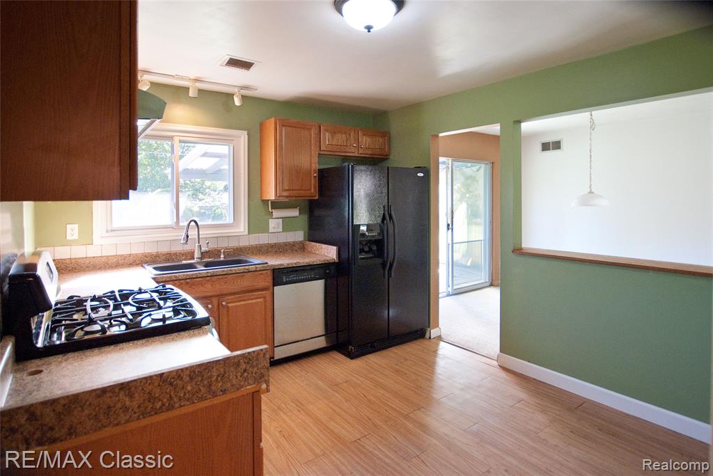 4836 Sundew Street, Commerce Twp, MI 48382 — Photo 12