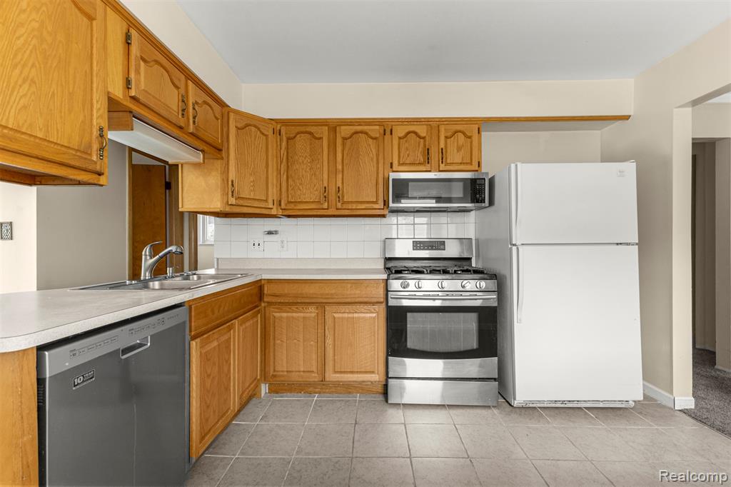 6131 N Evangeline Street, Dearborn Heights, MI 48127 — Photo 9