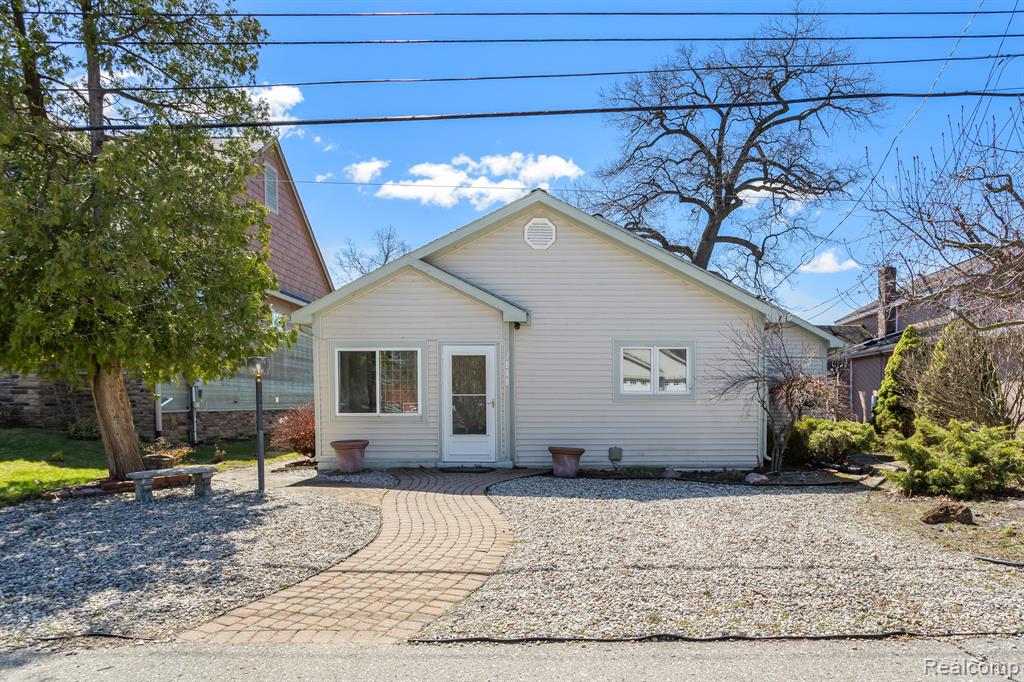 7989 LOCKLIN, West Bloomfield, MI 48324 — front exterior