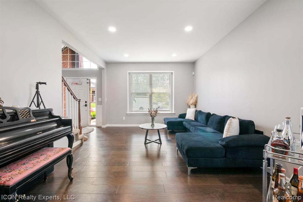 884 Grandview Drive, Commerce Twp, MI 48390 — Photo 14