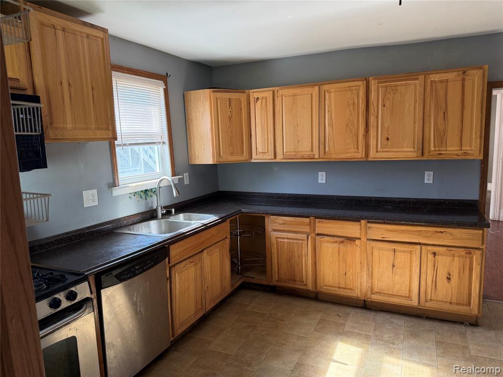 909 Pine Street, Port Huron, MI 48060 — Photo 8