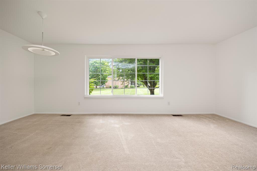 739 E FOX HILLS Drive, Bloomfield Hills, MI 48304 — Photo 8
