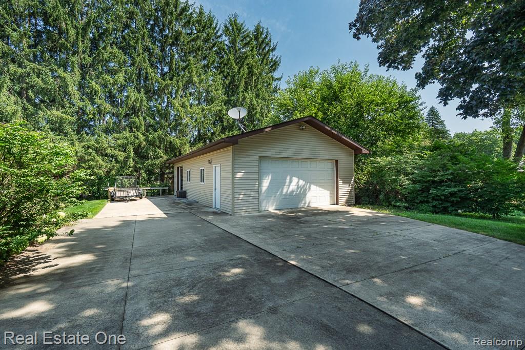 5055 Eastbrook Court, Utica, MI 48316 — Photo 2
