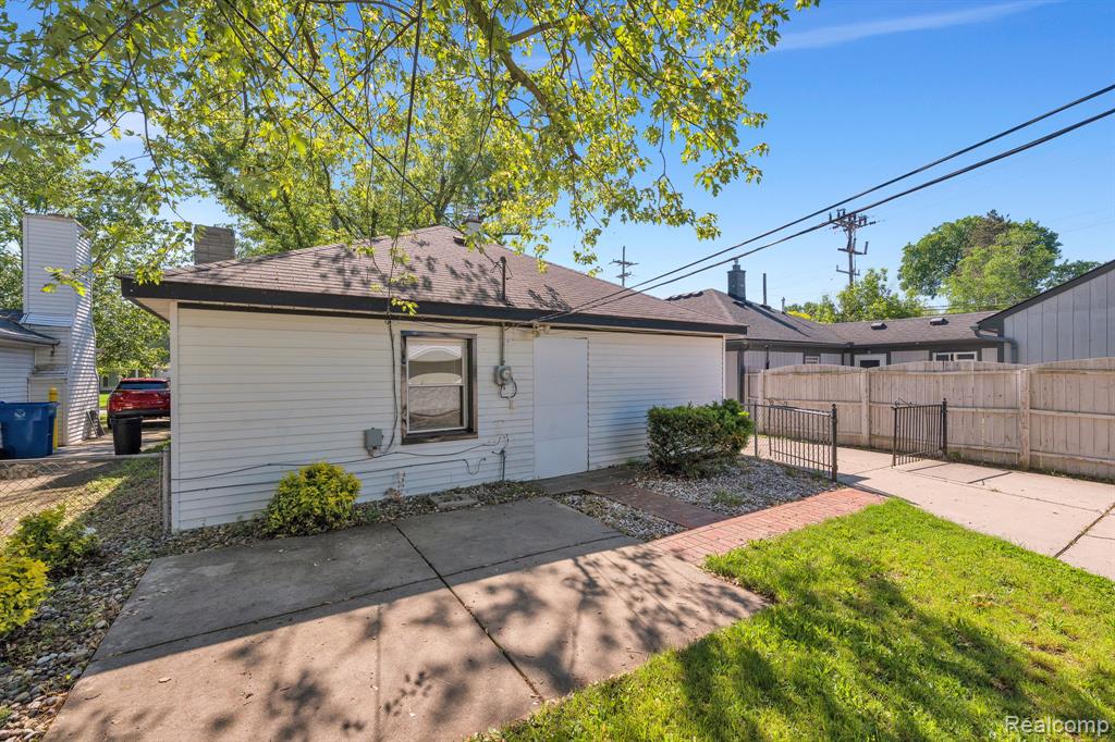 7411 N Vernon Street, Dearborn Heights, MI 48127 — Photo 24