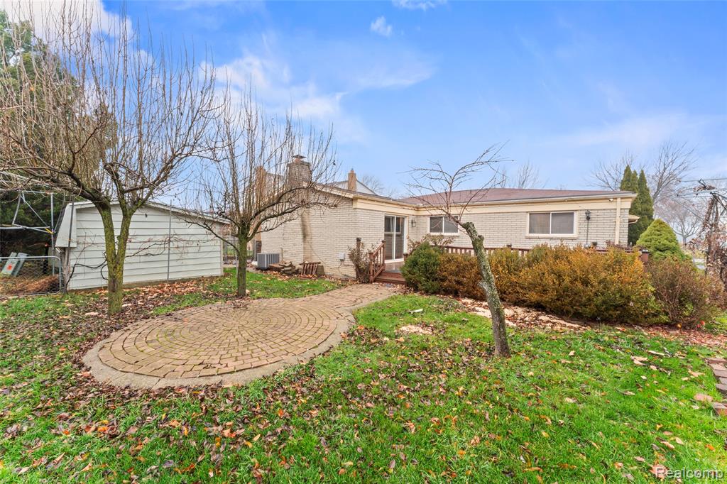 4822 Peachtree Drive, Sterling Heights, MI 48310 — Photo 7