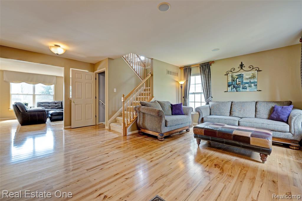 650 Eastlake Trail, Oxford, MI 48371 — Photo 2