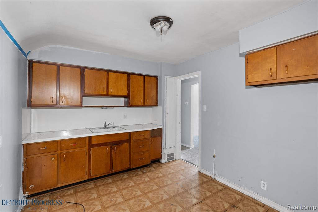 8865 GREENVIEW Avenue, Detroit, MI 48228 — Photo 11