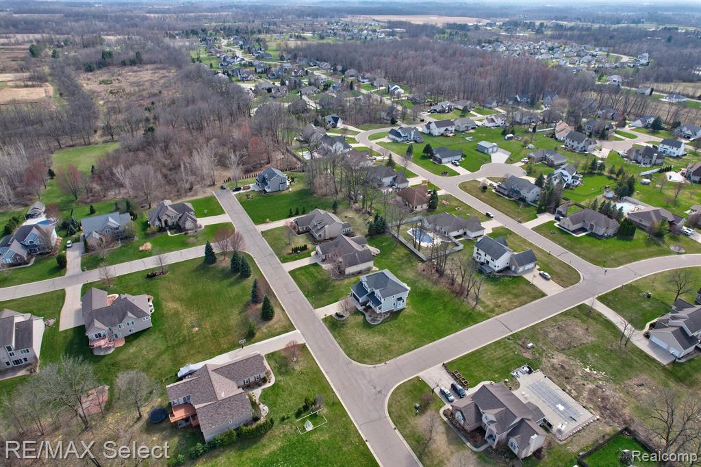 9212 HIDDEN OAKS Drive, Grand Blanc, MI 48439 — Photo 33
