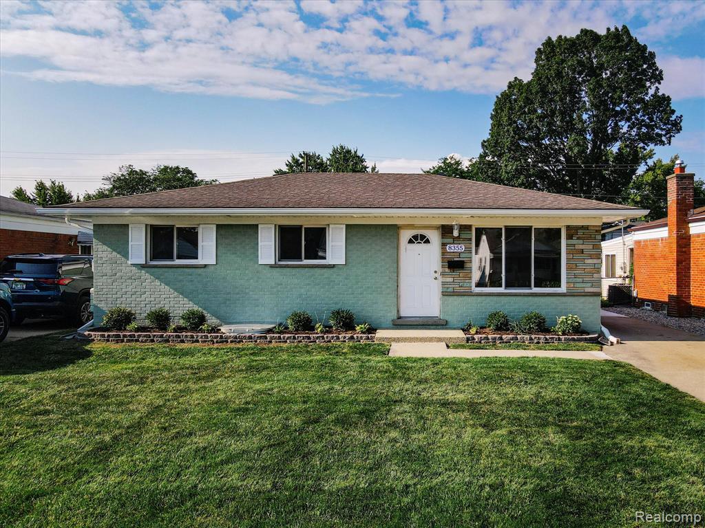 8355 HELEN, Center Line, MI 48015 — front exterior