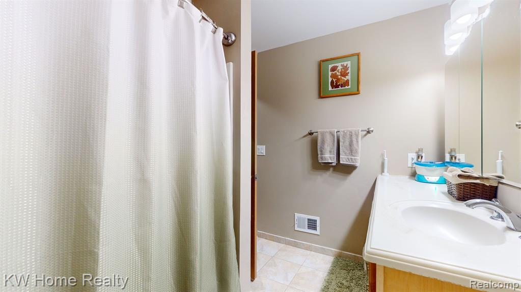 606 WINWOOD Circle, Walled Lake, MI 48390 — Photo 21