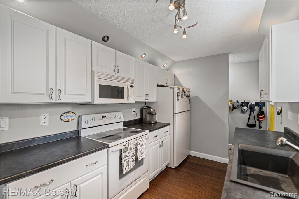 6030 Sun Valley Drive, Grand Blanc, MI 48439 — Photo 9