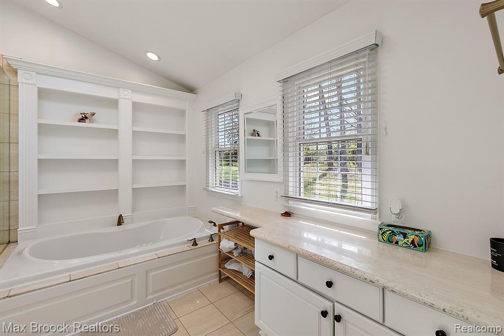 4384 SUNNINGDALE Drive, Bloomfield Hills, MI 48302 — Photo 24