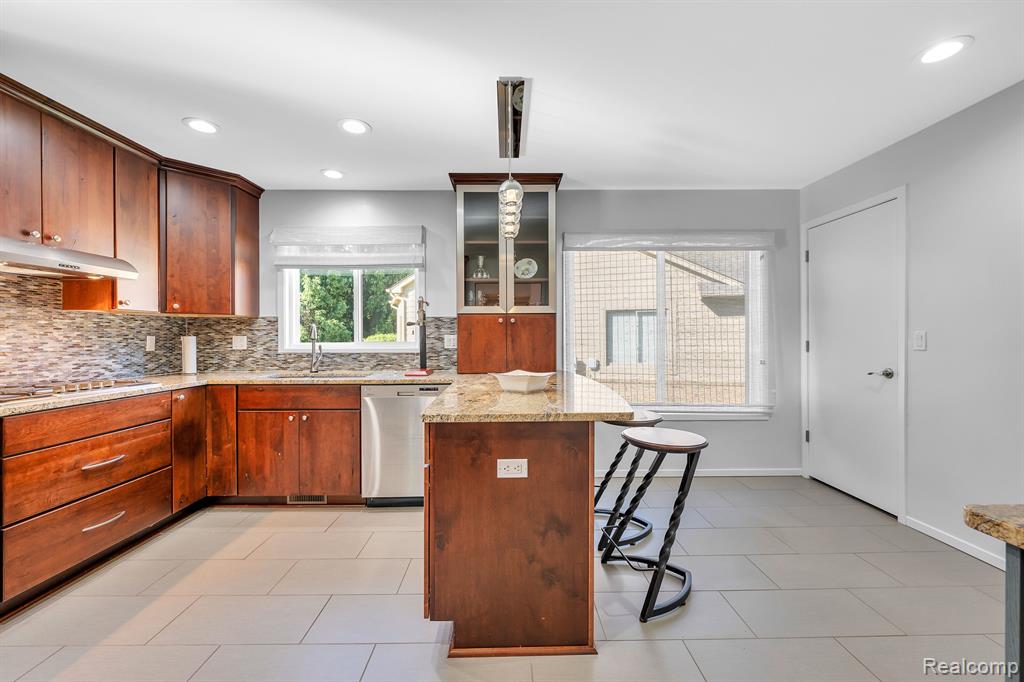 5039 LAGOONS Circle S, West Bloomfield, MI 48323 — Photo 12