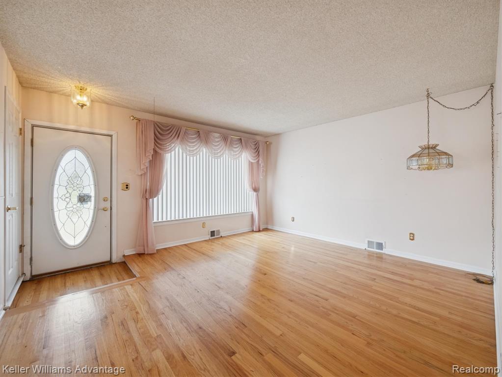 6450 Fenton Street, Dearborn Heights, MI 48127 — Photo 5