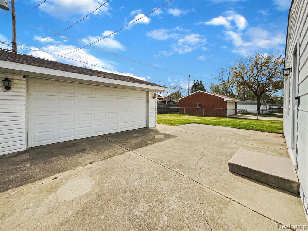 1097 GEORGINA Drive, Ypsilanti, MI 48198 — Photo 9