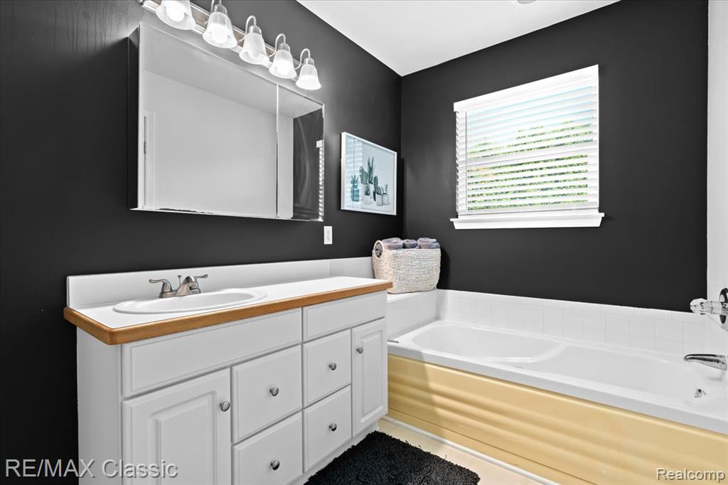 4176 W Pointe Drive, Waterford, MI 48329 — Photo 22