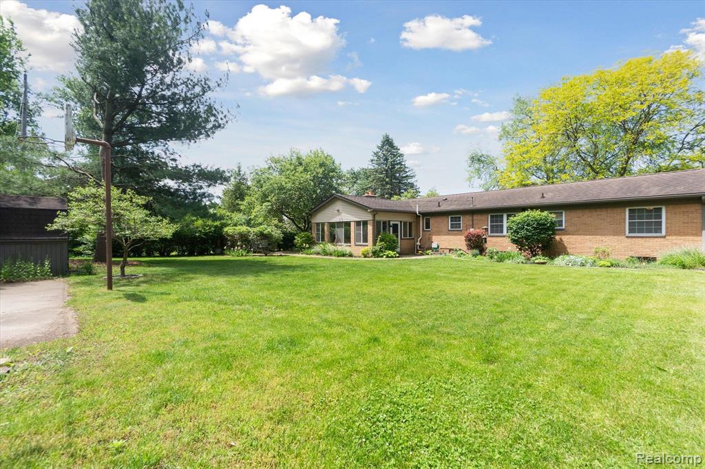 4015 VILLAGE Square, Brighton, MI 48114 — Photo 2