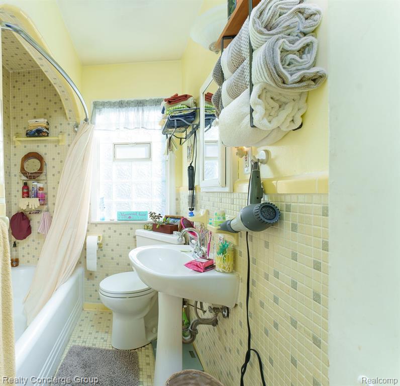 9929 ARDEN Street, Livonia, MI 48150 — Photo 15