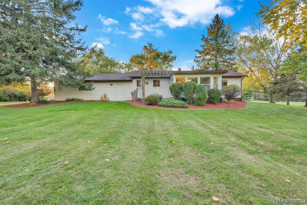 11056 N Irish Road, Otisville, MI 48463 — Photo 5