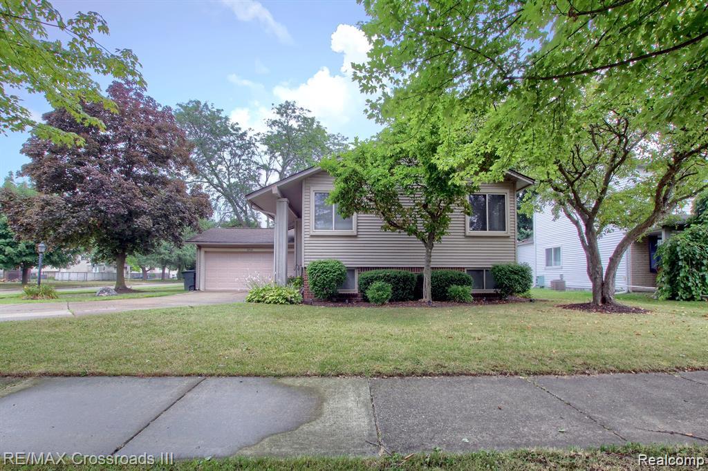 42464 SOMERSET Court, Canton, MI 48187 — Photo 2