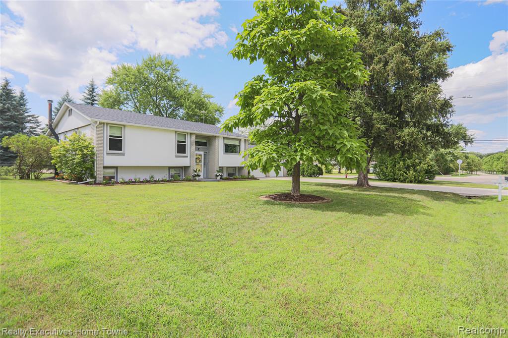 2687 Los Angeles Drive, Wolverine Lake, MI 48390 — Photo 4