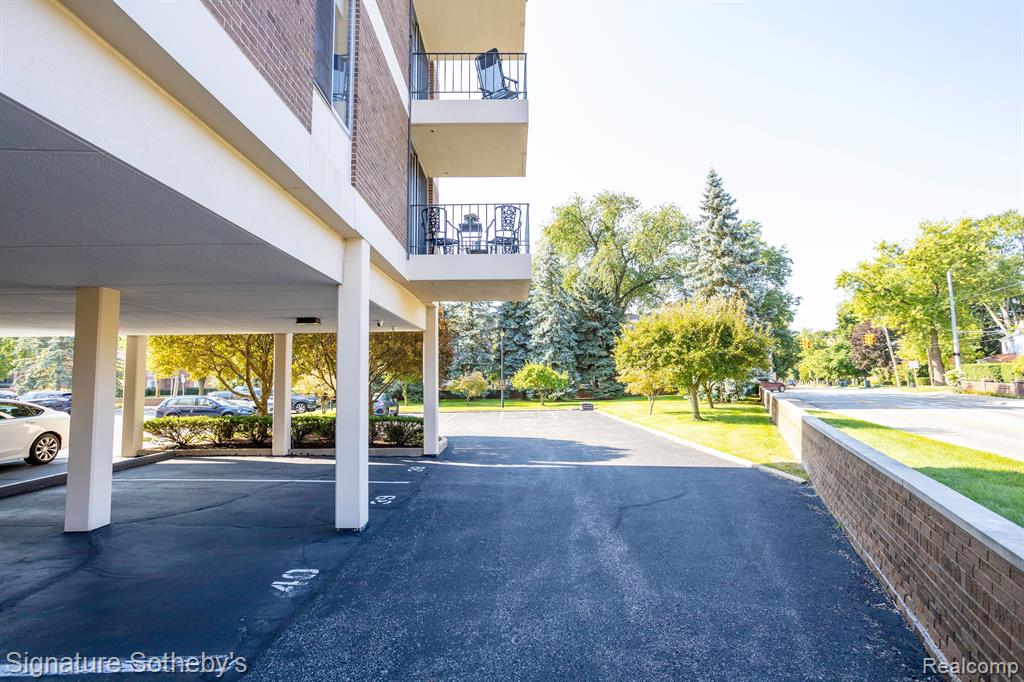 600 W Brown Street, 301, Birmingham, MI 48009 — Photo 31