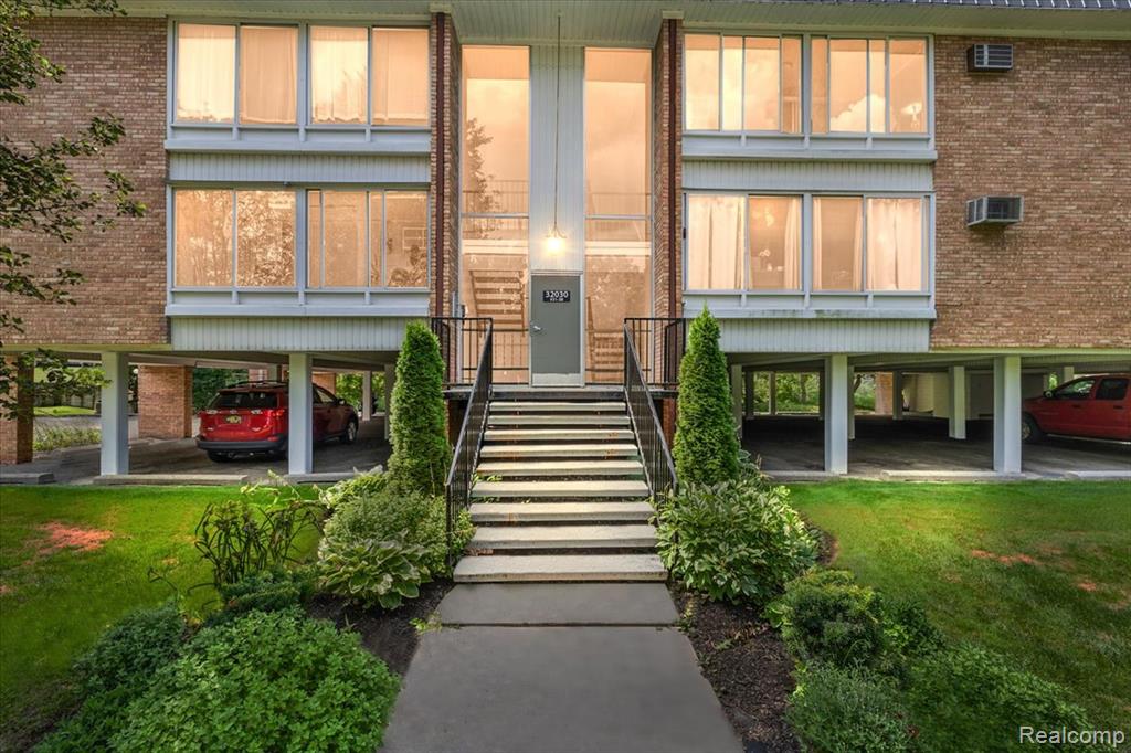 32030 Grand River Avenue, 36, Farmington, MI 48336