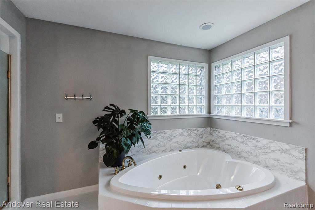 9581 AUTUMNWOOD Circle, Kalamazoo, MI 49009 — Photo 40