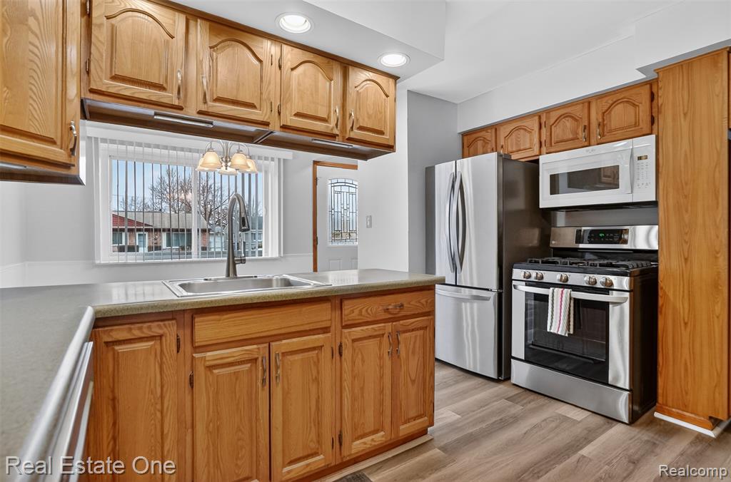 8232 Hillcrest Boulevard, Westland, MI — Photo 5