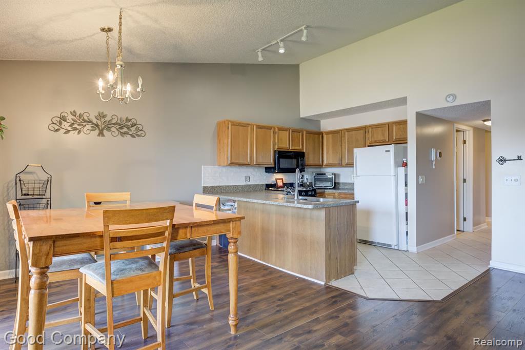 4910 HARBOR POINT Drive, 3, Waterford, MI 48329 — Photo 11